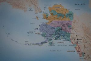 Mapas y libros para disfrutar de Alaska y Yukon, sea desde el sofá o durante tu viaje.